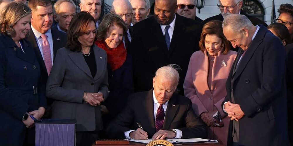 ប្រធានាធិបតី​អាម៉េរិក អនុម័ត​ច្បាប់​ហេដ្ឋារចនាសម្ព័ន្ធ តម្លៃ​ខ្ទង់​លាន​​​លាន​​ដុល្លារ