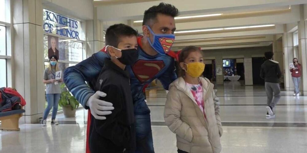 (វីដេអូ)-កំពូល​មនុស្ស (Superman) ចេញមុខ​ជួយ​លើកទឹកចិត្ត​ដល់​កុមារ​មក​ទទួល​ការចាក់​វ៉ាក់សាំង​បង្ការ​ជំងឺ COVID-19 នៅ សហរដ្ឋ​អាម៉េរិក