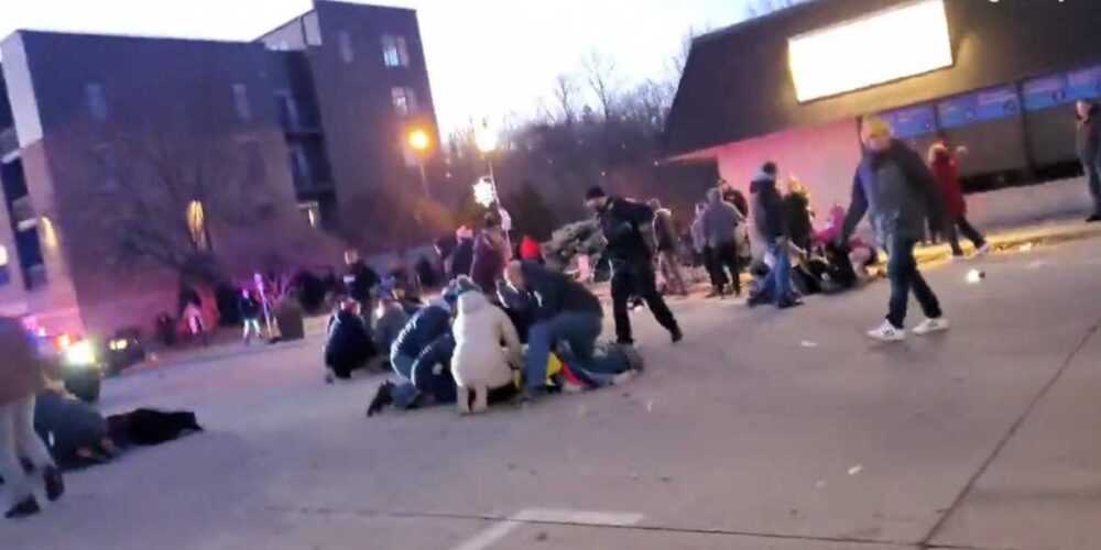 (វីដេអូ)-ក្រុម​អ្នកចូលរួម​ព្យុហយាត្រា​ណូអែល នៅ សហរដ្ឋ​អាម៉េរិក ត្រូវ​រថយន្តបុក របួស​រាប់សិប​នាក់