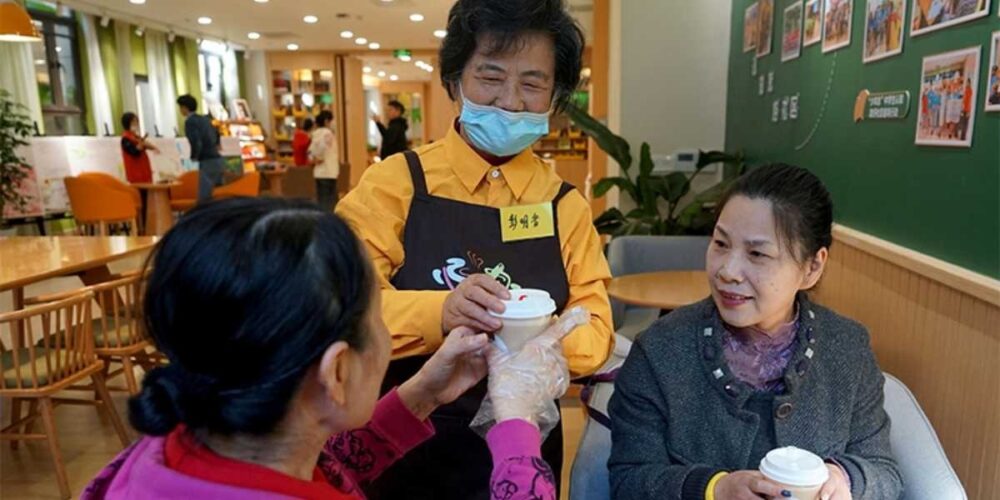 ហាង​កាហ្វេ​មួយ ទទួល និង​បណ្ដុះបណ្ដាល​បុគ្គលិក​វ័យ​ចំណាស់ ដើម្បី​ជួយ​ទប់​ទល់នឹង​បញ្ហា​ភ្លេចភ្លាំង