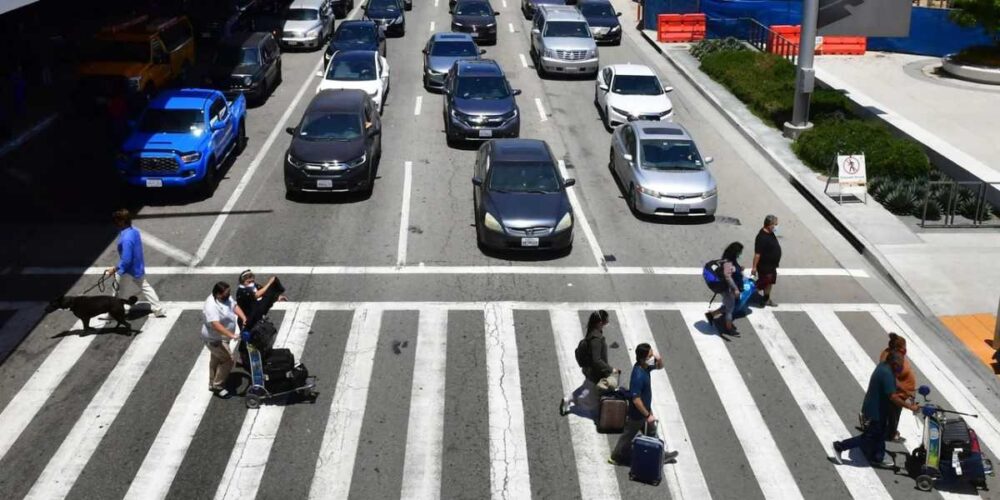 ឆ្នាំ 2022 រថយន្ត​នឹងមាន​បច្ចេកវិទ្យា​ថ្មី អាច​ផ្ញើ​សារ​ព្រមាន​ដល់​អ្នក​ថ្មើរជើង ដើម្បី​បញ្ចៀស​គ្រោះថ្នាក់