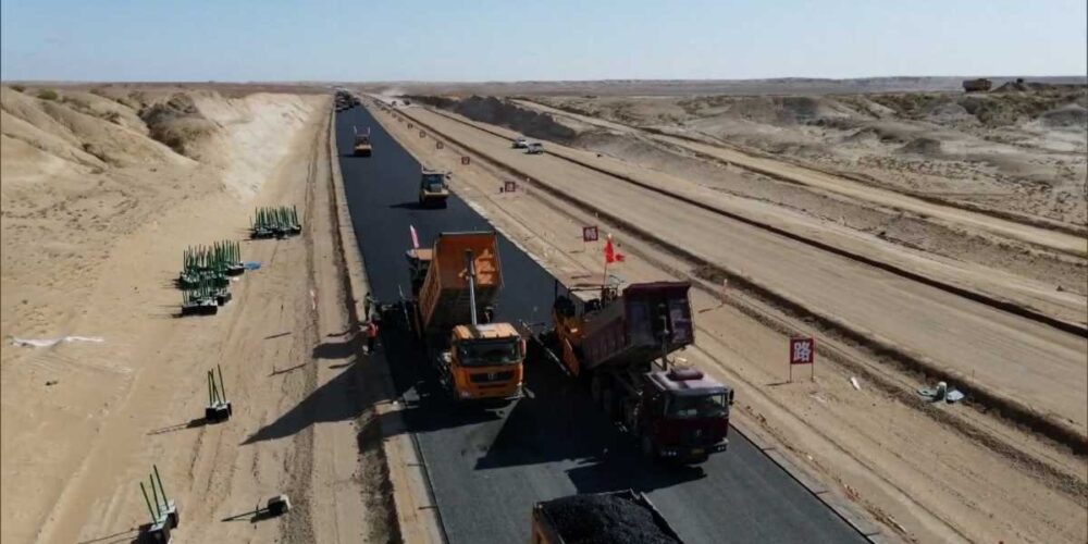 (វីដេអូ)-ផ្លូវ​ល្បឿន​លឿន​ឆ្លងកាត់​សមុទ្រ​ខ្សាច់​ដំបូង​គេ​នៅ ស៊ីន​ជាំ​ង ត្រូវ​បាន​ស្ថាបនា​រួចរាល់