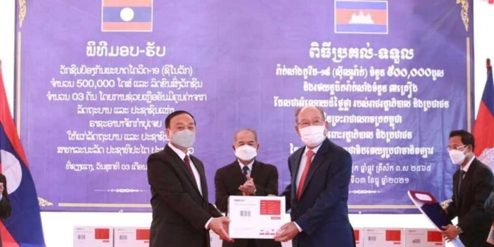 វ៉ាក់សាំង​និង រថយន្ត​ដឹក​វ៉ាក់សាំង ដែលជា​ជំនួយ​របស់ កម្ពុជា ត្រូវបាន​ប្រគល់ជូនរ​ដ្ឋា​ភិ​បាល​ឡាវ រួចរាល់​ហើយ