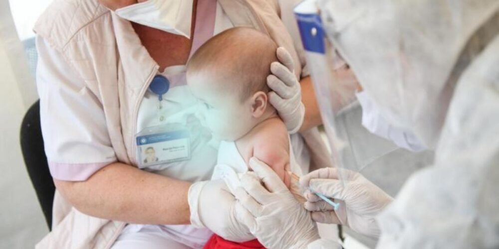 ក្មេង​តូច​ពីរ​នាក់ អាយុ​ទើបតែ​ប៉ុន្មាន​ខែ​ប៉ុណ្ណោះ ត្រូវ​ពេទ្យ​ចាក់​ច្រឡំ​វ៉ាក់សាំង​បង្ការ​ជំងឺ​កូ​វីដ-១៩