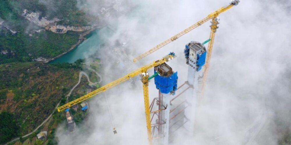 (វីដេអូ)-ចិន សាងសង់​ស្ពាន​ខ្សែកាប​យោង​ខ្នាត​យក្ស ខ្ពស់​កប់​ពពក​ ឆ្លង​កាត់​ជ្រលង​ភ្នំ​