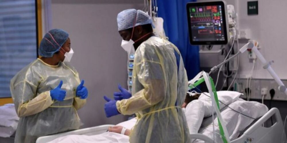 ក្រុមអ្នកវិទ្យាសាស្ត្រនៃប្រទេសមួយចំនួននិយាយថា អូមីក្រុង (Omicron) មិនសូវបង្កអាការធ្ងន់ធ្ងរដល់អ្នកជំងឺ