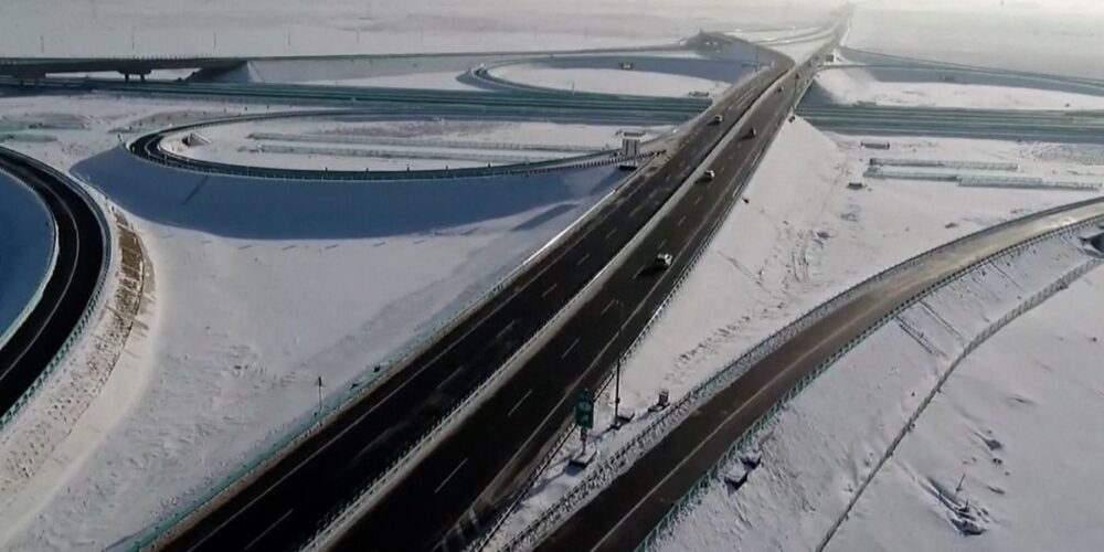 ចិន សម្ពោធ​ដាក់ឱ្យ​ប្រើប្រាស់​ផ្លូវ​ល្បឿន​លឿន​ឆ្លងកាត់​សមុទ្រ​ខ្សាច់​ដំបូង​គេ​នៅ​តំបន់​ស៊ីន​ជាំ​ង (វីដេអូ)