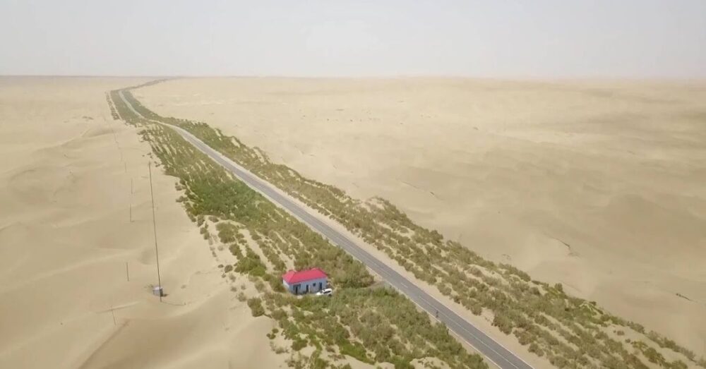 ប្រើប្រាស់​ផ្ទាំង​សូ​ឡា ស្រោច​ទឹក​ឱ្យ​ដើមឈើ​រាប់សិប​លាន​ដើម នៅលើ​សមុទ្រ​ខ្សាច់​ចល័ត​ធំជាងគេ​ទី​ពីរ​ក្នុង​ពិភពលោក