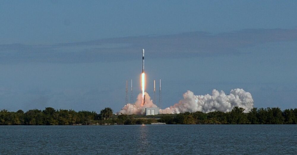 (វីដេអូ)-SpaceX បាញ់​បង្ហោះ​រ៉ុក្កែត​ម្ដង នាំយក​ផ្កាយរណប ១០៥ គ្រឿង ហោះ​ទៅកាន់​គន្លង​គោចរ