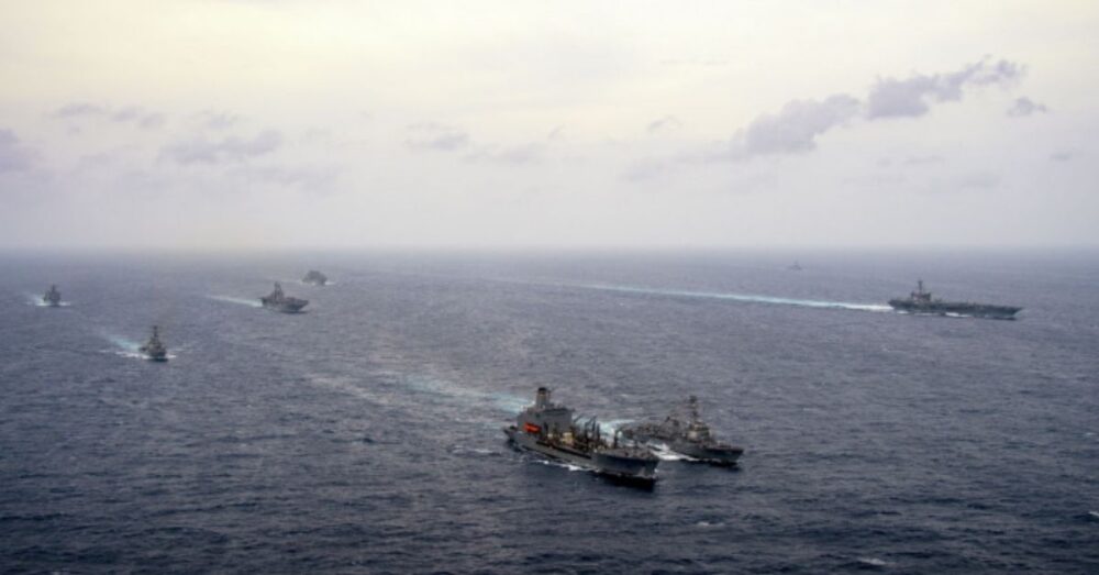 ក្រុម​នាវា​ផ្ទុក​យន្តហោះ​ចម្បាំង និង​ក្រុម​នាវា​វាយ​ឡើង​ច្រាំង​របស់ សហរដ្ឋ​អាម៉េរិក ធ្វើ​សមយុទ្ធ​នៅ សមុទ្រ​ចិន​ខាងត្បូង