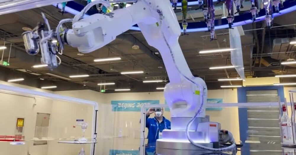 ទស្សនា​ដៃ​រ៉ូ​បូត ឆុង​ភេសជ្ជៈ​បម្រើ​អតិ​ត​ជន​នៅ​អូឡាំពិក​ប៉េកាំង៖ មាន​ភាព​ស្ទាត់ជំនាញ និង​ល្បឿន​ឆុង​លឿន​មិនគួរ​ឱ្យ​ជឿ