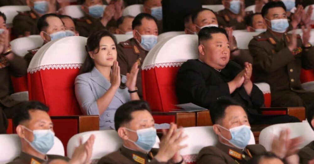 ភរិយា​របស់ មេដឹកនាំ​កូរ៉េខាងជើង បង្ហាញខ្លួន​ជា​លើកដំបូង បន្ទាប់ពី​អវត្តមាន​ច្រើន​ខែ