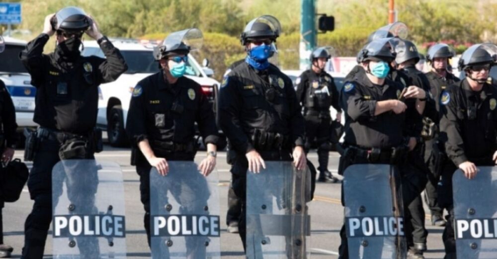 ចោរ​ប្រដាប់អាវុធ ជូន​ប្រាក់ និង​រៀបរាប់​រឿងរ៉ាវ​ប្រាប់​ដល់​ម្ចាស់ផ្ទះ ពេល​ត្រូវ​តាម​ទាន់