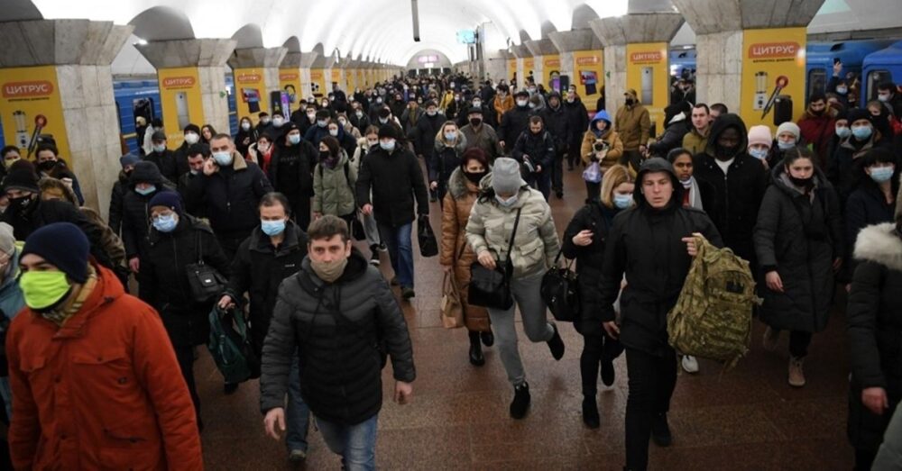 ប្រជាជនអ៊ុយក្រែន នាំគ្នា​សម្រុក​ទៅ​ដកប្រាក់ និង​រត់ចេញ​ពី​រដ្ឋធានី ​ទៅ​កាន់​ទីសុវត្ថិភាព​