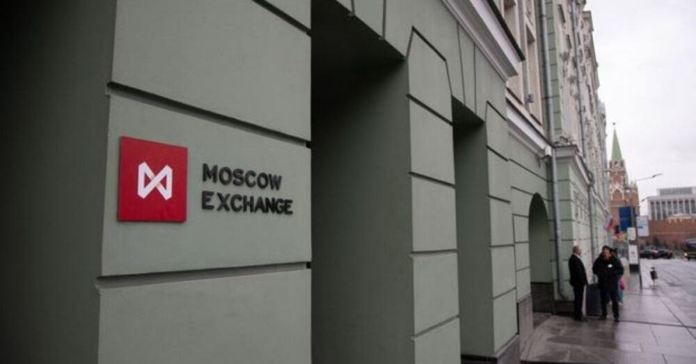 ផ្សារមូលបត្ររបស់ រុស្ស៊ី ដាំក្បាលចុះជ្រៅ ខណៈប្រាក់រូប ក៏ធ្លាក់ថ្លៃទាបមិនធ្លាប់មាន ព្រោះតែ វិបត្តិនៅ អ៊ុយក្រែន