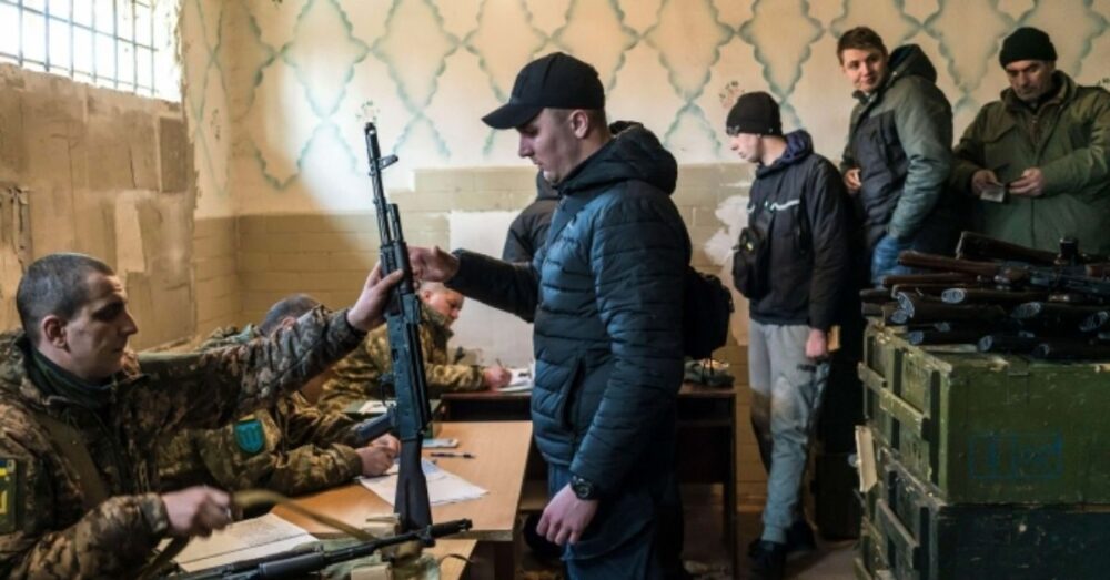 កងទ័ព​អ៊ុយ​ក្រែ​ន កំពុង​ចែក​អាវុធ​ឱ្យ​ប្រជាជន​ស៊ីវិល