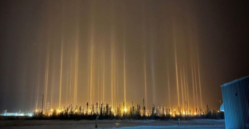 បាតុភូត «បង្គោល​ពន្លឺ» រាប់សិប ដែល​ចាក់​ឡើង​ត្រង់​ទៅលើ​មេឃ ក្នុង​រាត្រី​ត្រជាក់​ខ្លាំង