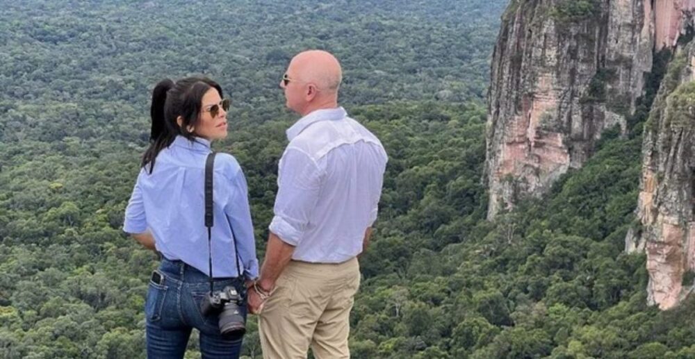 មហាសេដ្ឋី ចេ​ហ្វ បេ​ហ្សូ​ស និង​មិត្តស្រី ដើរ​ទស្សនា​ព្រៃ អា​ម៉ា​ហ្សូ​ន