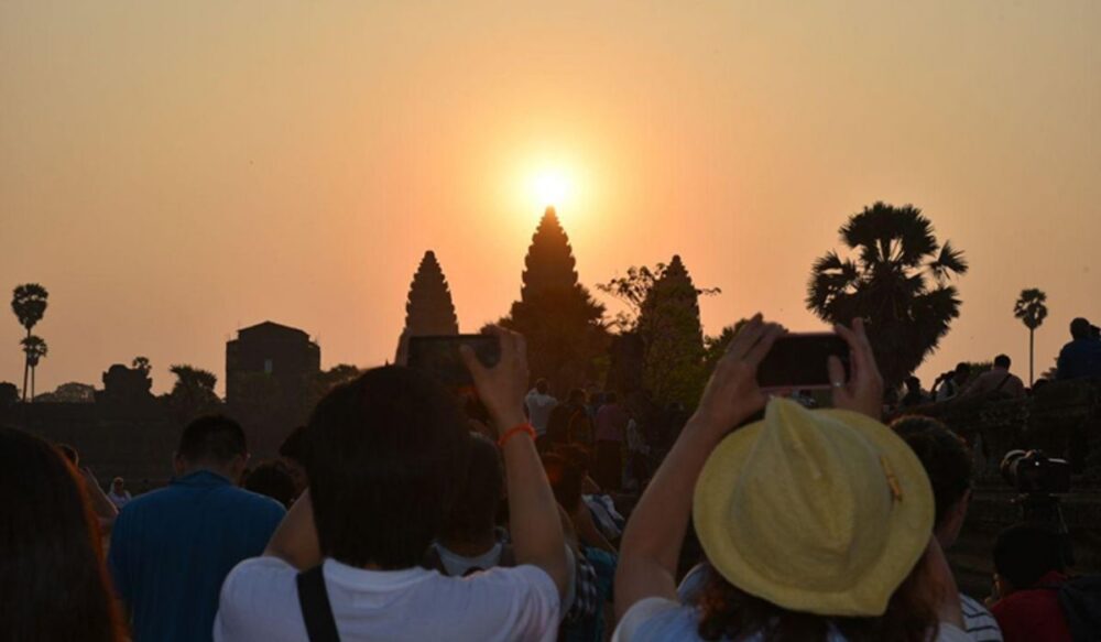 ភ្ញៀវទេសចរ​ជាតិ និង​បរទេស​យ៉ាងច្រើន​កុះករ នាំគ្នា​ទៅ​ទស្សនា​ព្រះអាទិត្យ​រះ​ចំ​កណ្ដាល​កំពូល​ប្រាសាទអង្គរវត្ត នៅ សៀមរាប