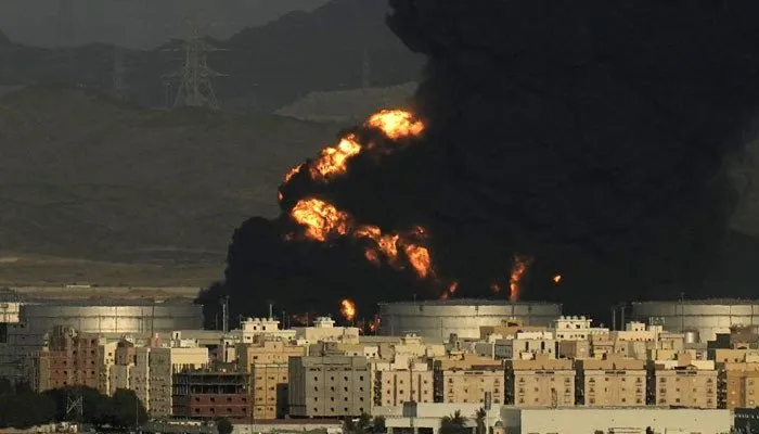 (វីដេអូ)-ឃ្លាំង​ដាក់​ប្រេងសាំង និង​រោងចក្រ​ប្រេង​របស់ អា​រ៉ា​ប៊ី​សា​អូឌីត រង​ការវាយប្រហារ​ដោយ​រ៉ុក្កែត