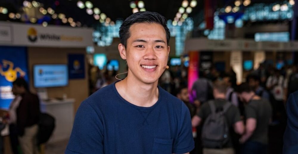 កំលោះ​កើត​ឆ្នាំ ១៩៩២ ក្លាយជា​មហាសេដ្ឋី​ដោយសារ «​អែប​បញ្ជា​ទិញ​ និង​​ប្រគល់​អាហារតាម​ទូរស័ព្ទ​»