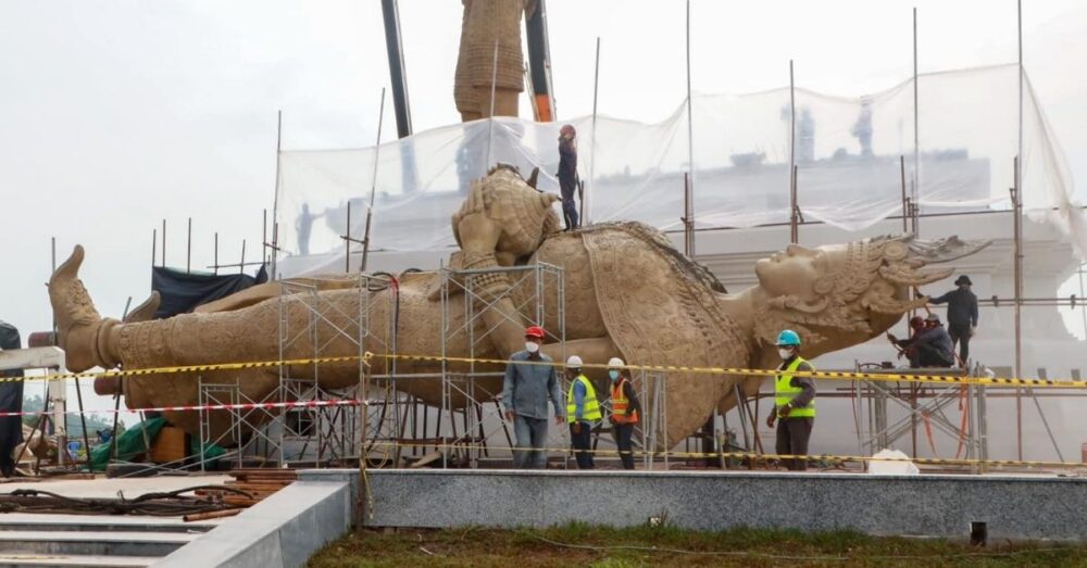 រូបសំណាក “ព្រះថោង​នាងនាគ” ដែល​កំពុង​ត្រូវបាន​ផ្គុំ​លើក​ឡើងលើ​បល្ល័ង្ក នឹងត្រូវ​សម្ពោធ​នៅមុន​បុណ្យចូលឆ្នាំ​ខ្មែរ​ខាងមុខ