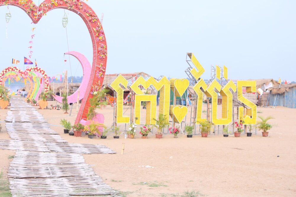 ទិដ្ឋភាព​ខ្លះ​ៗ​ នៅ​រមណីយដ្ឋាន​ឆ្នេរ​ខ្សាច់​កោះ​ប៉ែន មុន​ថ្ងៃបុណ្យ​ចូលឆ្នាំ​ខ្មែរ