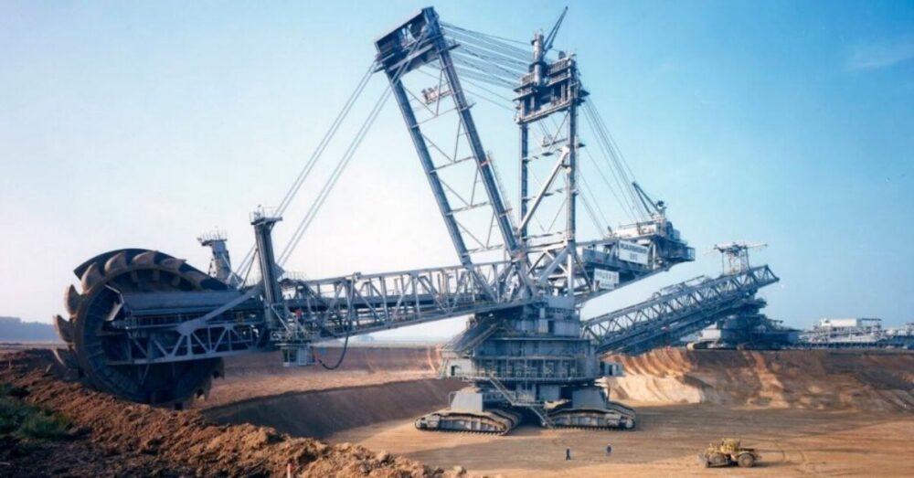 (វីដេអូ)-គ្រឿងចក្រ​លើគោក​ដែលមាន​ទំហំ​ធំ​​ជាង​គេ​បង្អស់​ក្នុង​ពិភពលោក