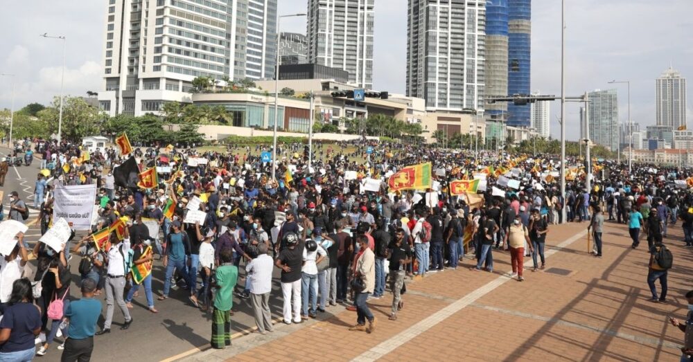 ត្រូវ​ក្ស័យធន​​ដោយ​​សារ​​បំណុល​​ជាង​​ ៥០​ ​ពាន់​​លាន​​ដុល្លារ​ ​​ស្រីលង្កា កំពុង​​សង្ឃឹម ​និង​​រង់​ចាំ​​ជំនួយ​​ពី ​ប្រទេស​​ចិន