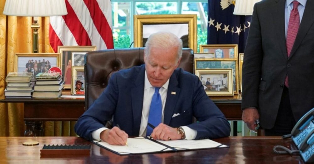 ប្រធានាធិបតីអាម៉េរិក ចុះហត្ថលេខាលើច្បាប់បង្កើនល្បឿនផ្ដល់អាវុធឱ្យ អ៊ុយក្រែន