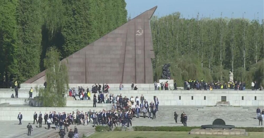 ពលរដ្ឋ​អាល្លឺម៉ង់ រំឭក​ខួប ៧៧ ឆ្នាំ នៃ​ជ័យជម្នះ​លើ ហ្វា​ស៊ី​ស​និយម