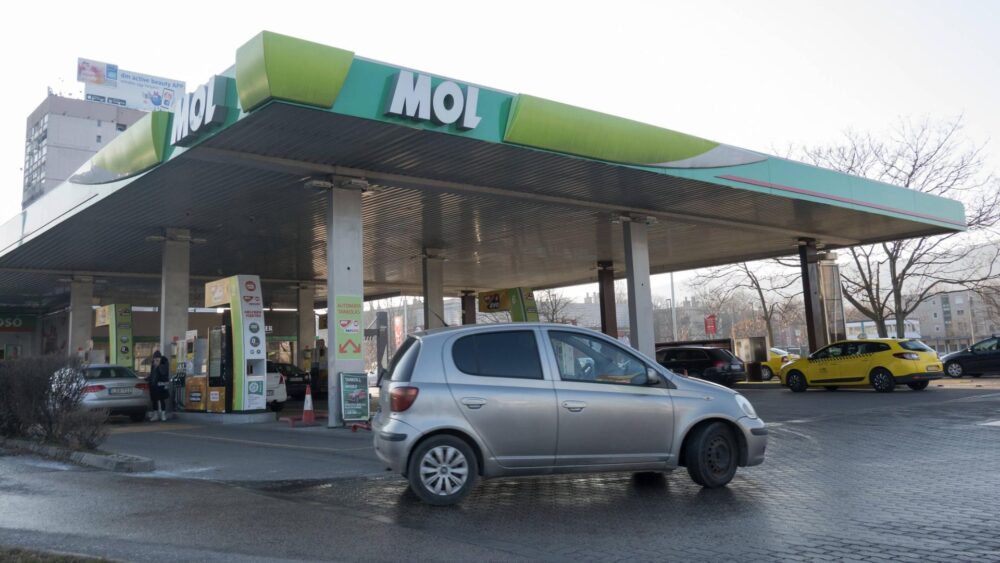 ក្រុមហ៊ុន​ប្រេង​ធំជាងគេ​នៅ ហុង​គ្រី កំណត់​បរិមាណ​ប្រេងសាំង​ដែល​អតិថិជនម្នាក់ៗអាច​ទិញ​បាន