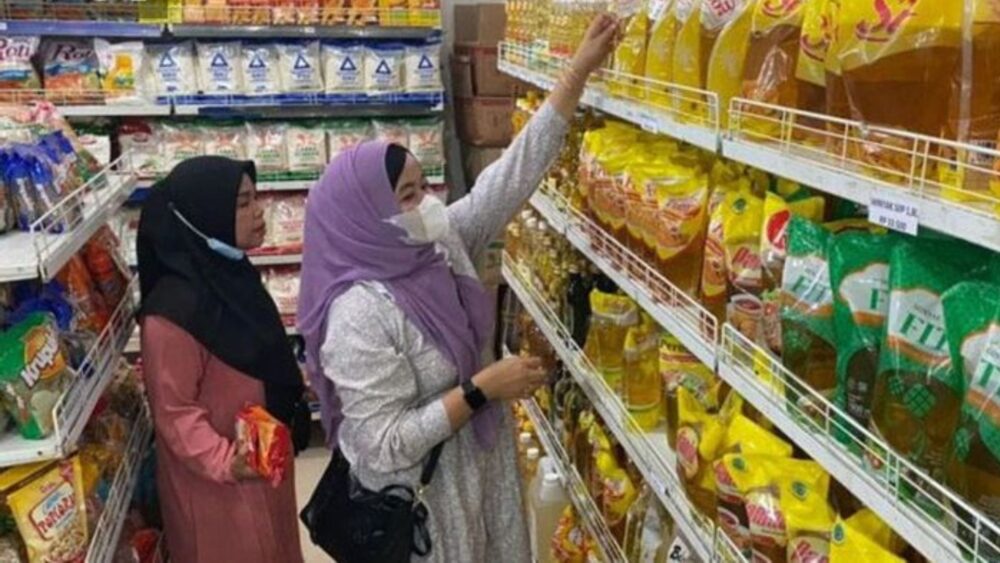 ដើម្បី​កាត់បន្ថយ​ផលប៉ះពាល់​ពី​បញ្ហា​អតិផរណា ឥណ្ឌូណេស៊ី លក់​ប្រេងឆា​រាប់សិប​លាន​លីត្រ​​​ក្នុងតម្លៃ​ទាប ជូន​ប្រជាជន