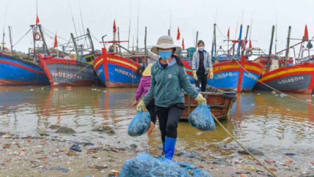 ក្រសួងពាណិជ្ជកម្មរបស់ វៀតណាម ផ្ទល់ប្រាក់ជំនួយថ្លៃសាំងដល់ប្រជានេសាទ