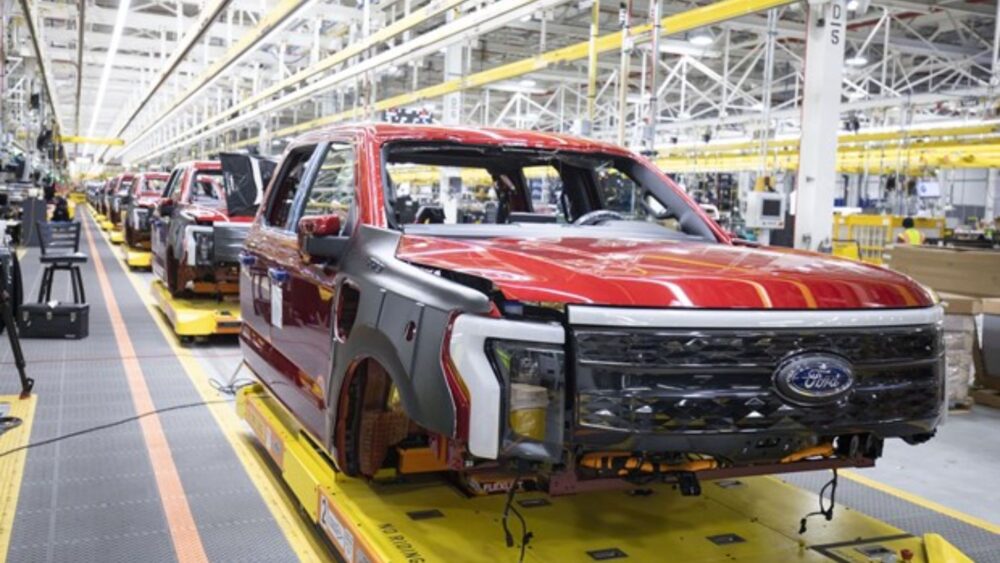 Ford ងាក​ទៅ​ផ្ដោតលើ​ការផលិត​រថយន្ត​អគ្គិសនី ដោយ​គ្រោង​កាត់បន្ថយ​បុគ្គលិក​រាប់ពាន់នាក់​ក្នុង «រោងចក្រ​រថយន្ត​ប្រពៃណី»