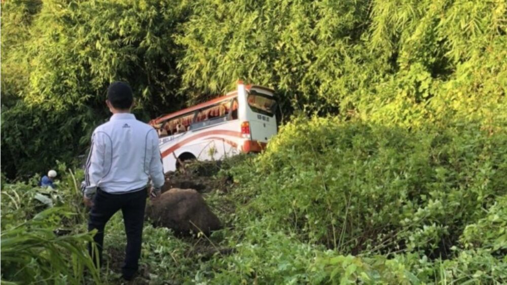 រថយន្តក្រុង​ដឹក​អ្នកដំណើរ​ជិត ៣០ នាក់ ជ្រុល​ចង្កូត​ធ្លាក់​ជ្រោះ