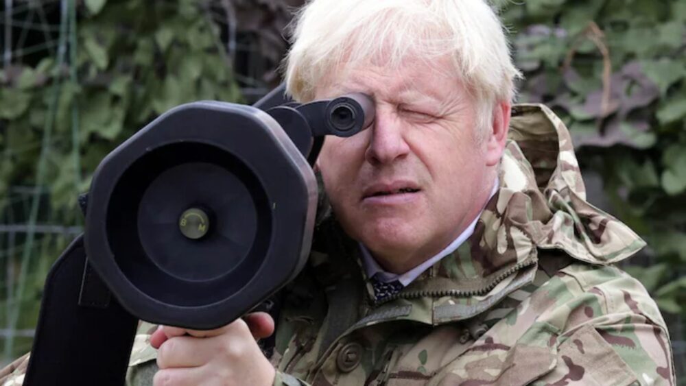 នាយករដ្ឋមន្ត្រីអង់គ្លេស ចនសុន គប់គ្រាប់បែក សាកល្បងមីស៊ីលប្រឆាំងរថក្រោះ ជាមួយទាហានអ៊ុយក្រែន