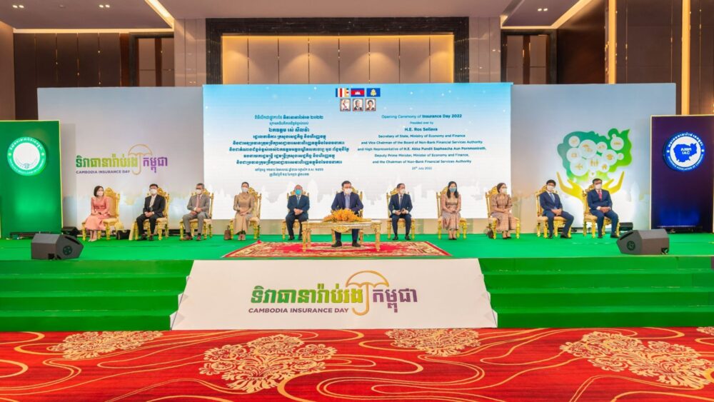 កម្ពុជា គ្រោង​​នឹង​តម្រូវឱ្យ​យានយន្ត​ឯកជន​ភ្ជាប់​កាតព្វកិច្ច​បង់​ធានារ៉ាប់រង