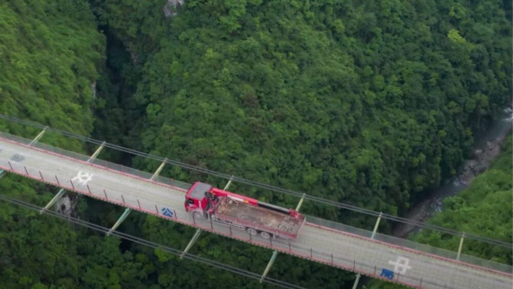 ស្ពាន​យោលសម្រាប់​ឡាន​ដឹក​សម្ភារ​សំណង​ ​ឆ្លងកាត់​ពីលើ​ជ្រលង​ភ្នំ​ជម្រៅ ៣០០ ម៉ែត្រ (វីដេអូ)