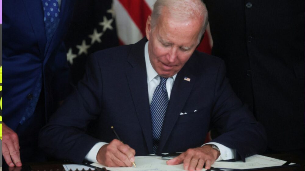 ប្រធានាធិបតី​អាម៉េរិក ចុះហត្ថលេខា​លើ​សេចក្ដីព្រាងច្បាប់​កាត់បន្ថយ​អ​តិ​ផ​រណា