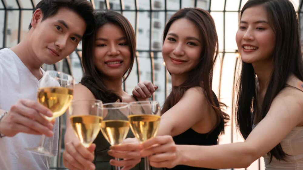 ជប៉ុន ផ្ដួចផ្ដើម​បង្កើត​​យុទ្ធនា​​ការ​ទាក់​ទាញ​​ប្រជា​ពលរដ្ឋ​​ឱ្យ​ «ផឹក​ស្រា»​ ឡើង​វិញ ដើម្បី​សេដ្ឋកិច្ច​ជាតិ​