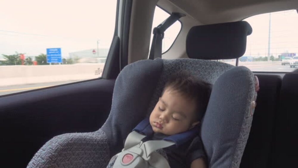 UAE ព្រមានដាក់ពន្ធនាគារចំពោះមនុស្សគ្រប់រូប បើសិនទុកក្មេងតូចម្នាក់ឯងនៅក្នុងឡាន