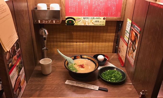 ភោជនីយដ្ឋាន «មក​ម្នាក់ឯង ហូប​ម្នាក់ឯង និង​ទៅវិញ​ក៏​ម្នាក់ឯង» ប្លែក​ពី​គេ​​​នៅ ប្រទេស​ជប៉ុន