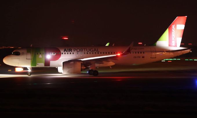 យន្តហោះបុកគ្នាជាមួយម៉ូតូពេលកំពុងចុះចត បណ្ដាលឱ្យមនុស្សច្រើននាក់បាត់បង់ជីវិត