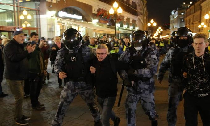 បាតុករ​រុស្ស៊ី​​រាប់ពាន់នាក់​ត្រូវ​បាន​ចាប់​ខ្លួន​ព្រោះ​តែ​​​ប្រឆាំង​នឹង​​បទ​បញ្ជា​​កែន​ទ័ព​​​របស់ ​ពូ​ទីន​