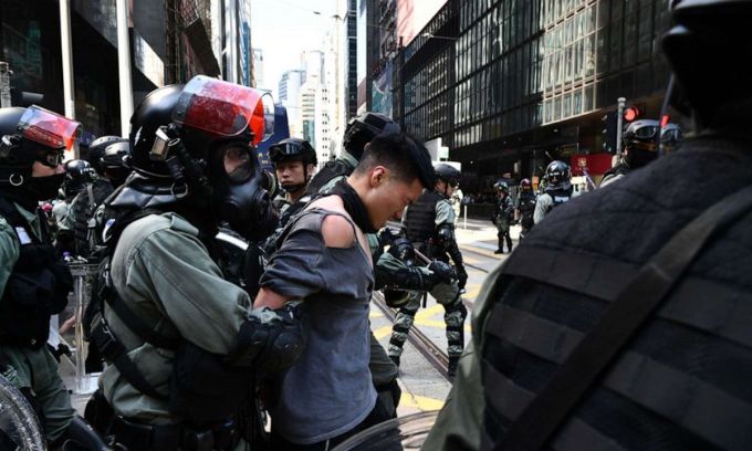 បុរស​ម្នាក់​ត្រូវ​ចាប់ខ្លួន​ព្រោះតែ​ផ្លុំ​អា​ម៉ូ​នី​កា​ដើម្បី​គោរព​រម្លឹក​វិញ្ញាណក្ខន្ធ អតីត​មហាក្សត្រី​អង់គ្លេស