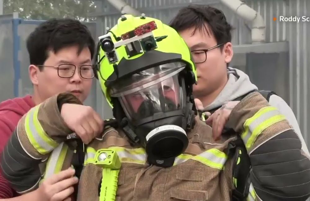 មួកសុវត្ថិភាព​បំពាក់​បច្ចេកវិទ្យា​ជួយ​ឱ្យ​ក្រុម​ពន្លត់​អគ្គិភ័យ​មើល​ធ្លុះ​ផ្សែង​