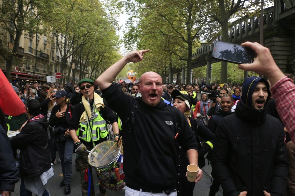 កូដកម្ម​ទូទាំង​ប្រទេស​បាន​ក្លាយ​ជា​អំពើហិង្សា​នៅ​លើ​ដងផ្លូវ​ក្នុង​ទីក្រុង​ប៉ារីស​ ប្រទេស​បារាំង