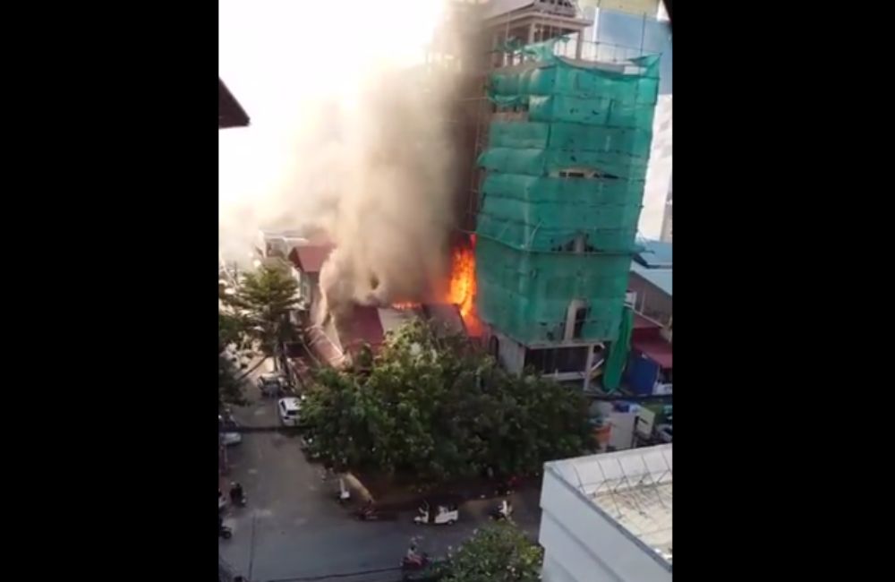 អគ្គិភ័យកំពុងឆាបឆេះ​ផ្ទះ​ច្រើន​ខ្នងនៅ​ ខណ្ឌបឹងកេងកង​ រាជធានីភ្នំពេញ