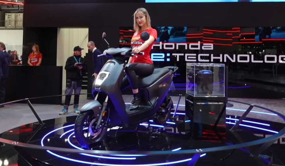 ម៉ូតូ​អគ្គិសនី EM1 ​របស់​ក្រុម​ហ៊ុន​ Honda នៅក្នុង​ពិព័រណ៍ EICMA 2022